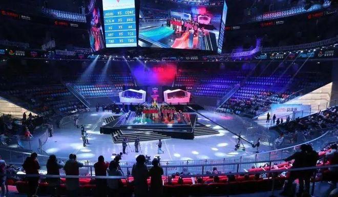 球划出高弧 球划出高弧